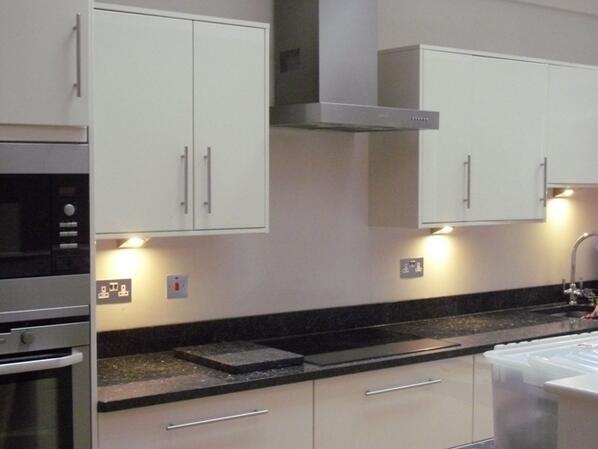 WhichTraders's tweet photo. Need a trusted #electrician in #London? Try @VoltstarElec available 24/7 http://t.co/T35kQ5lzn9 http://t.co/zN00oXoh31