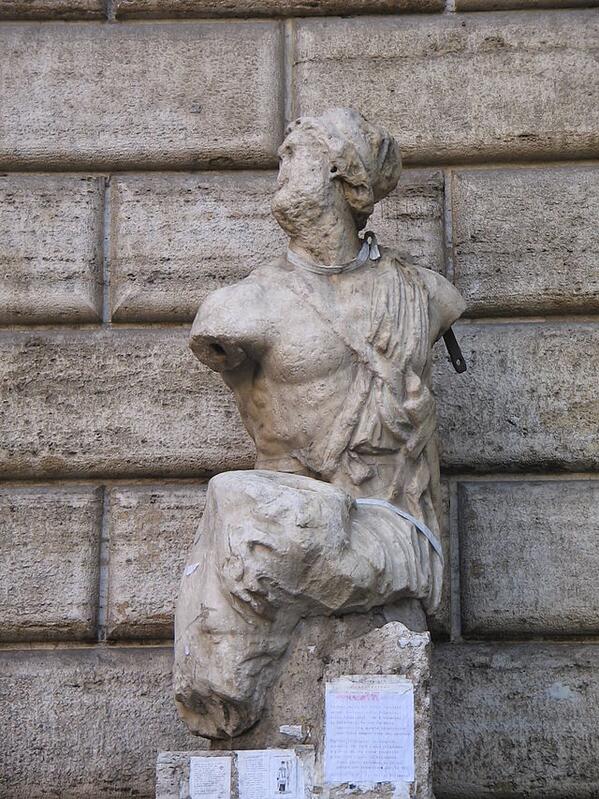 Roma_PP's tweet photo. Conoscete questa #statua? E la funzione di quelle che formavano il "#CongressodegliArguti"?  No? Mercoledì è vicino.. http://t.co/NoGMxszopc