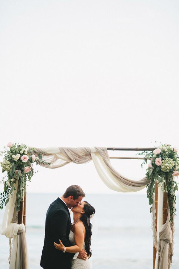stylemepretty's tweet image. This romantic #Maui wedding will take your breath away: stylemepretty.com/2014/06/20/rom… Photo by @mindybraun @cameronbraun