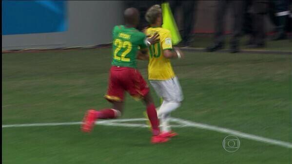 copamoments's tweet photo. aquele momento em que você ve o crush da sua amiga e empurra ela pra ele http://t.co/vryPrQrXHB
