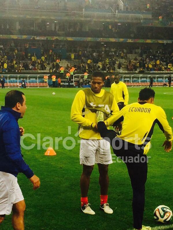 ClaroEcua's tweet photo. ¡#ECU entrenando! @ClaroEcua a su lado en su nuevo desafío. ¡RT si estás viviendo #ElFútbolComoDebeSer! http://t.co/Jz3AvEBLcg