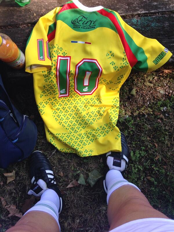 LaurentThuery's tweet photo. Merci @FroggiesClub 🐸 pour ce beau @RomaSevens. Défaite en 1/2 de Cup 19/7 face aux Springboks de Cecil Afrika http://t.co/MLlR1uwChi