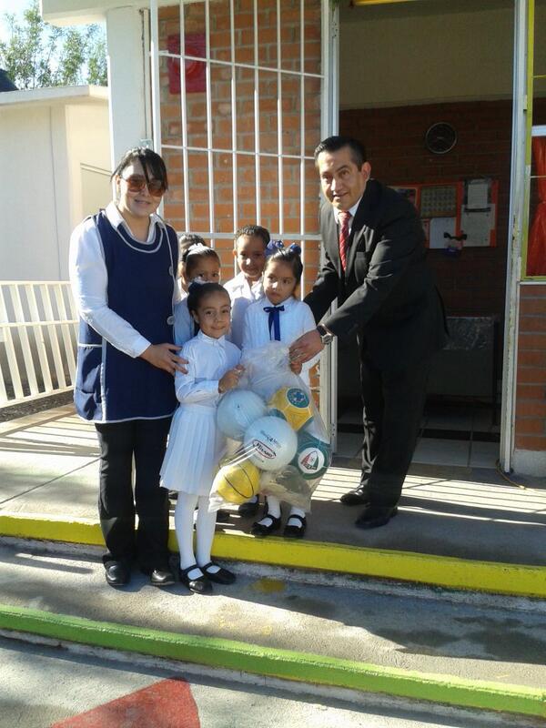 Arlett84's tweet photo. #PromocionDeValoresCivicos apoyamos la convivenciaescolar conmaterialdeportivo Jardín de niños Cecilia Rgz@SEDUCOAH http://t.co/HiY5BP6rG0