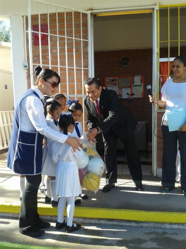 Arlett84's tweet photo. #PromocionDeValoresCivicos apoyamos la convivenciaescolar conmaterialdeportivo Jardín de niños Cecilia Rgz@SEDUCOAH http://t.co/HiY5BP6rG0