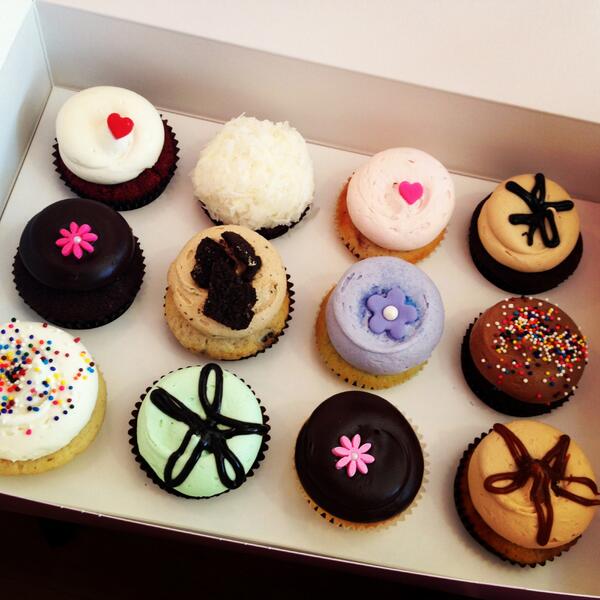 GTownCupcake's tweet photo. Happy Monday! #assorteddozen #georgetowncupcake http://t.co/652mQLeRVe