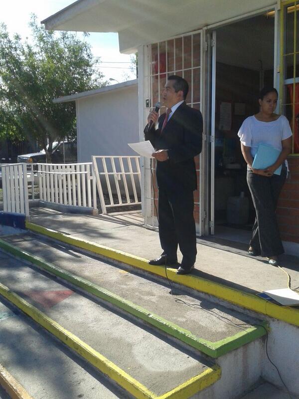 Arlett84's tweet photo. La ayuda educativa  col loma linda  ceremonia de #PromocionDeValoresCivicos con la representaciónde@rubenmoreiravdz http://t.co/oedPkoJKYt