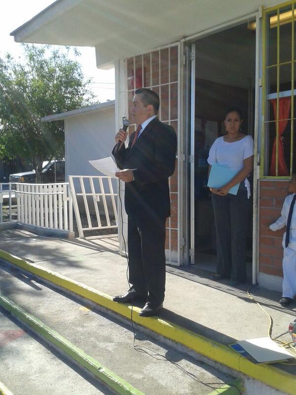 Arlett84's tweet photo. La ayuda educativa  col loma linda  ceremonia de #PromocionDeValoresCivicos con la representaciónde@rubenmoreiravdz http://t.co/oedPkoJKYt
