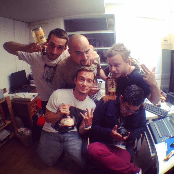 PhasesCachees's tweet photo. .@dclikpc X @YOSHIDIORIGINAL X @ScarsLH X @volodiapc X @3615cheeko - et on est bien accompagnés... #diplomatico http://t.co/z5dIj1nwg7
