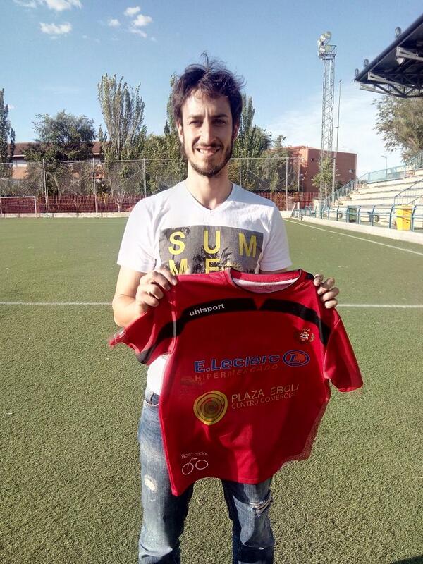 atleticodepinto's tweet photo. @alvaro_mister posa con la camiseta del @atleticodepinto en su presentación. http://t.co/e5Zu3W4vWQ