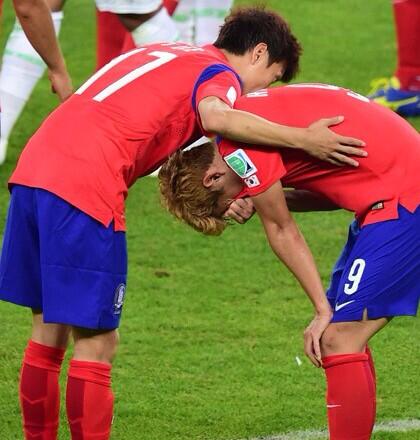 mj8382's tweet photo. @mj8382: #홍명보감독님 이기지 않아도 되요. #23인엔트리선수들 져도 괜찮아요. 당신들은 부끄러운 대한민국에 사는 한 국민을 자랑스럽게 만들어줬습니다. 어깨펴고 오세요! 당신들은 누구보다 아름다웠습니다! http://t.co/U5aAqG1KRY
