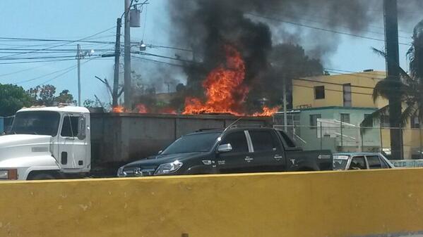 Carlosjuliord's tweet photo. Insólito. Camión con una carga de candela, en plena avenida de la capital. @rcavada @sergiocarlo @MilagrosGermanO. http://t.co/CqkD9lOeaU