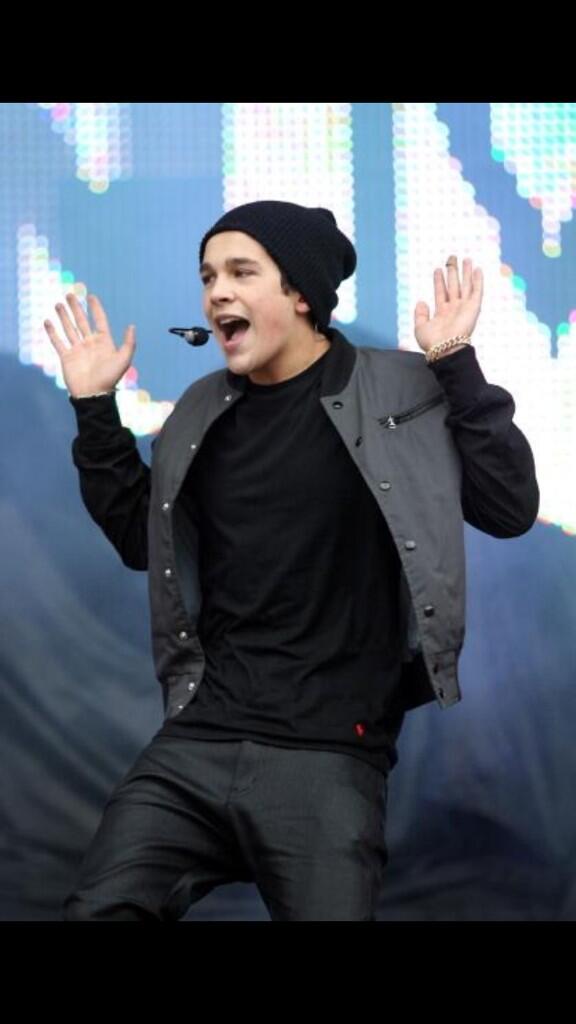 ShowerCouchTeam's tweet photo. AWWW I find this adorable 🙊😍💘-Marcia http://t.co/BqO00J1Ds7