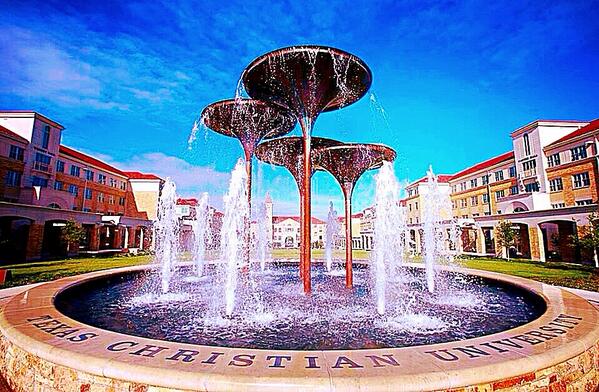 TCUCampus's tweet image. Frog Fountain, a focal point of campus life for over four decades. #TCUCampus  @TCU