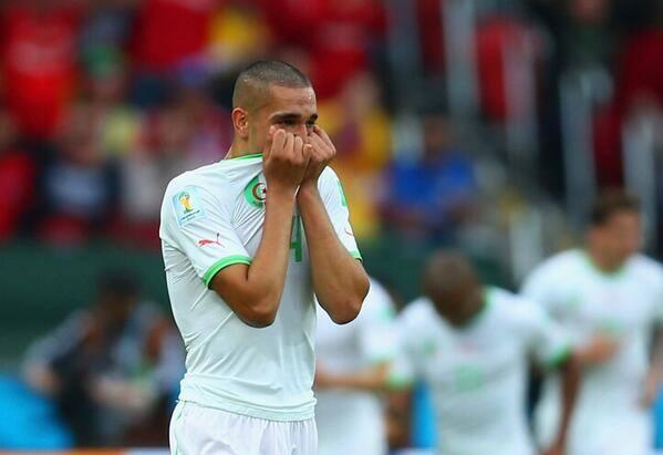 Melle_BS's tweet photo. @nabilbentaleb42 et ses larmes précieuses .. vous êtes les meilleurs #DZ #ALG #ALGCOR #CDM2014 #fennecs #LesVerts http://t.co/byy5KWWj3s