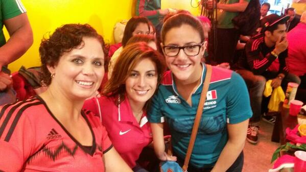 miranda_nely's tweet photo. #PringlesTortilla #FutbolConPringles con @VianneyTrejoD @PaolaEspinosaOf super http://t.co/m1NAILouUU