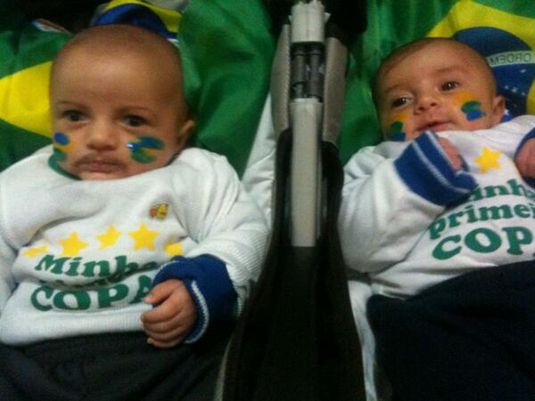 sumonaco's tweet photo. Mamae disse gol do @fredgol9  d e @neymarjr bigode do fred cabelinho falso do neymar http://t.co/vbdPR31tUh