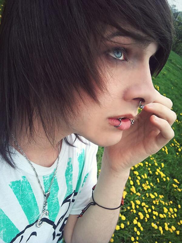 Tyler__666___'s tweet image. Rt if you would date me