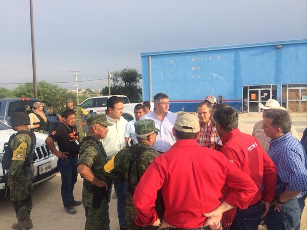 PCcoahuila's tweet image. En col #Acoros #Segob @alunacanales supervisa las labores d limpieza y rehabilitación de calles #ReconstruyendoAcuña