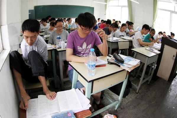 ChinesePic's tweet photo. طالب صيني بلا ذراعين,يكتب بقدميه حصل على درجة فوق المتوسط في اختبار دخول الجامعات الصينية http://t.co/uGnGCK8i7O