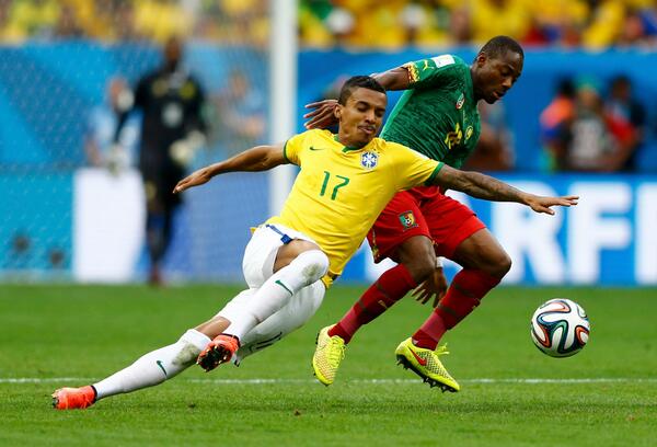 placar's tweet photo. Luiz Gustavo foi o brasileiro que mais correu contra Camarões  http://t.co/Dlnplgk9oX #PlacarNaCopa http://t.co/M1ICuN5S1p