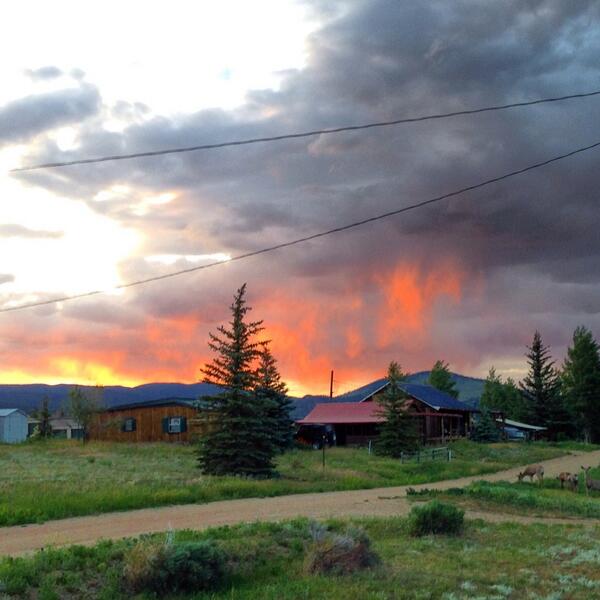 TreyMorgan's tweet photo. Sunset in the mountains and God is sure putting on a show tonight. #RRFE http://t.co/UdFPto67C3