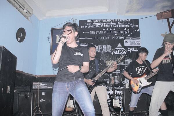 #voc <a href="/iskandarfs/">.</a> wearing @Justice_INA at "nabila cafe"
