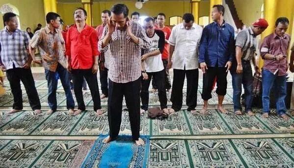gioprast's tweet photo. @robethfuad imam yg baik hendaknya memeriksa dan mengatur shaf makmum hingga benar2 rapi http://t.co/kvgkhPmE3Q