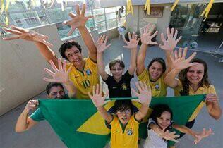 SirPerfectI's tweet image. Esta familia de #brasil tiene la característica de poseer 6 dedos.
Increíble