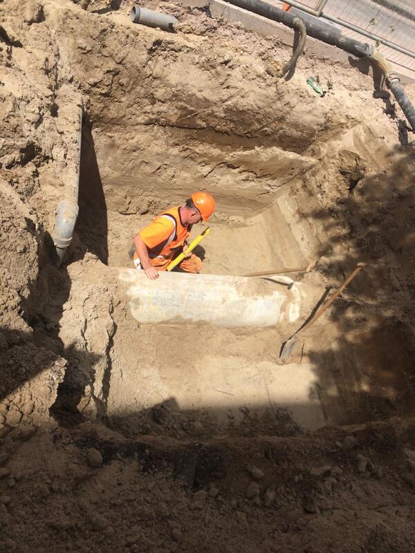 Riool hondenhok plaatsen tbv nieuwe aansluiting. #riool #drogevoeten