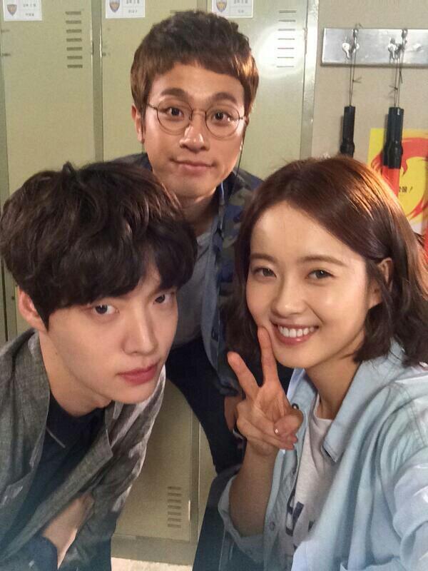 Go Ara, Ahn Jae Hyun &amp; Park Jung Min berbagi foto dari lokasi syuting "You're All Surrounded".