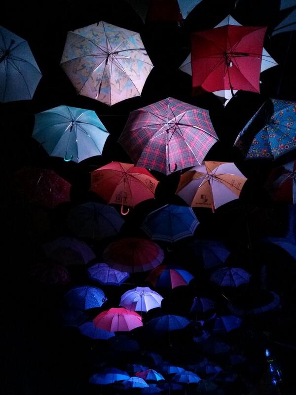 _IreneG_'s tweet photo. Keeping off the rain under the umbrellas #Zurich #Hardbrücke #streetart http://t.co/oii0kHQkhR