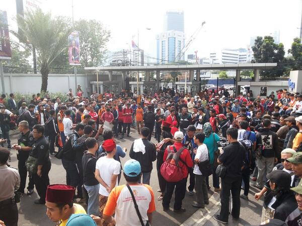 #StopYKS RT @yogi_aris95: Ini min pictnya langsung dari TKP TRANS TV JAKARTA #BenyaminDiLecehkan