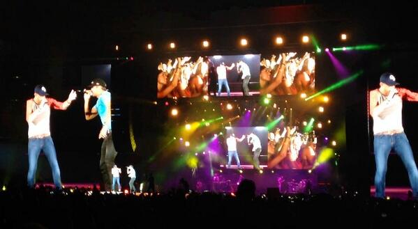 KristinaMacsai's tweet image. @coleswindell @LukeBryanOnline  days later still loving every minute 🙌🙌🙌 #bestnightever #heinzfeild #thisishowweroll