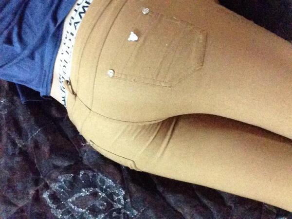 3boooody17's tweet photo. ساعة وانا البسه بالقوة دخل بطيزي حتى المزلق ما نفع ههه http://t.co/bww7DAHGw7