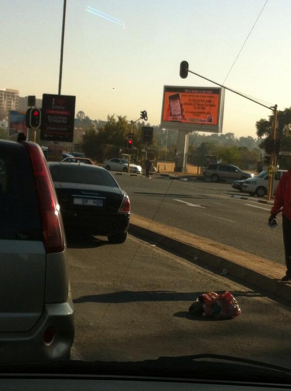 JPSAorg's tweet image. RT @DonBag101: Broken #Maserati corner Rivonia &amp;amp; Grayston (note warning &quot;triangle&quot;)
@OF_THE_SOUTH @PigSpotter