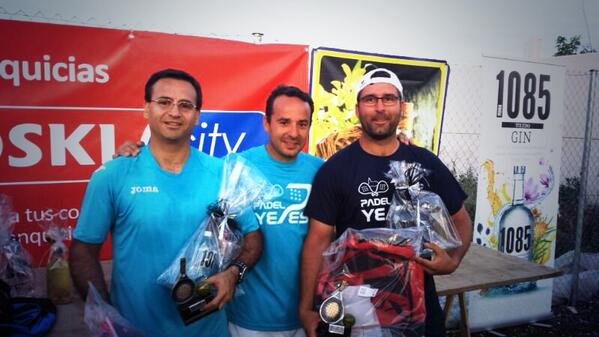 mariogaes's tweet photo. Campeones del torneo de las casitas!! Jeje🎾🎾 http://t.co/nxhS0EtHYF