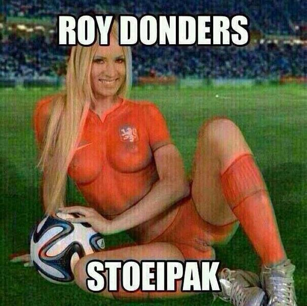 Slechte_grappen's tweet image. Roy Donders brengt een nieuw pak uit. Het Roy Donders stoeipak. RT als jij hem wilt #slechtegrappen #roydonders