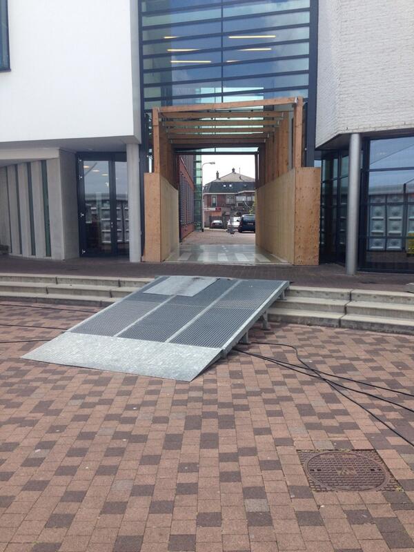 PRSchoolfeest's tweet photo. Een bierdoorgang in het gemeentehuis? Kan alleen in Goor! #gsf14 #feestderfeesten http://t.co/wlTczWFpfb