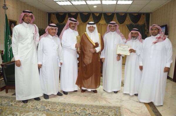 moe_gov_sa's tweet image. سمو الأمير #خالد_الفيصل يتسلم جائزة القمة العالمية لمجتمع المعلومات والتي فازت بها الوزارة عن #نظام_فارس