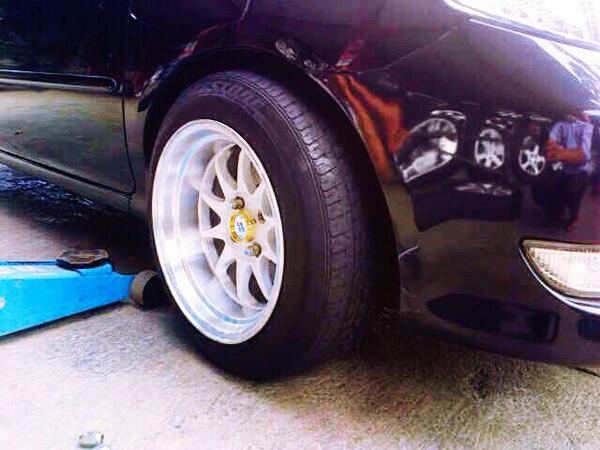 ganti velg mpe jam sgni blm selesai huaa.. walau lg sakit <a href="/dewade_luminous/">dewa de</a> ngliat mobil baruny ud sembuh kone ckckcck