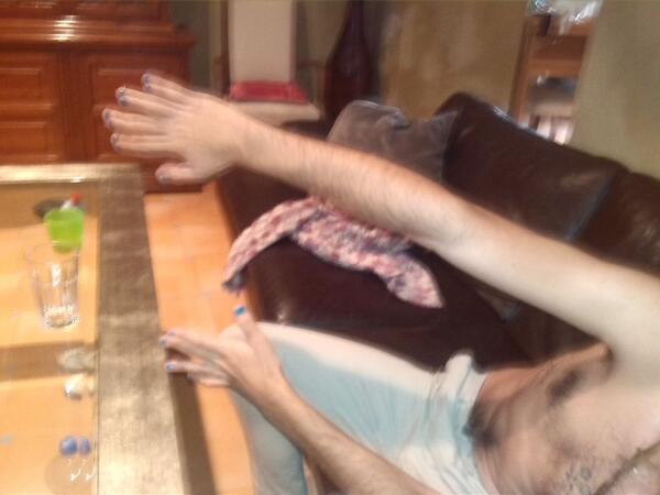 CarmelyDuarte99's tweet photo. haciendo la manicuraaaaaaaa... bonitas uñasssss jajajajajajajajajaja @adriangj_13 http://t.co/jk7G4A8DU5