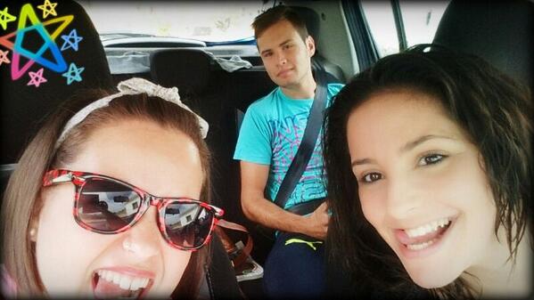 pollikoo's tweet photo. @Mariisol967 @VickyCascales os quiero😊😊 http://t.co/lO2pwFtAr1