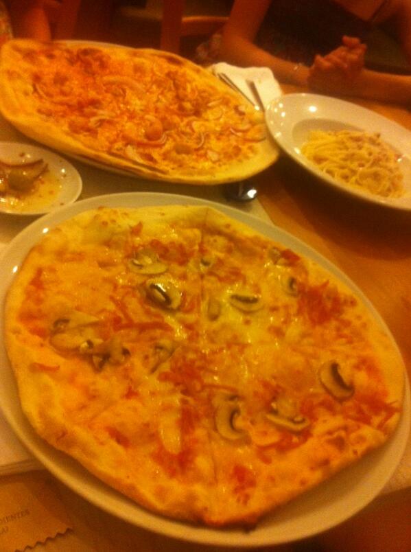 mariaorero16's tweet photo. Comienda en Ginos con @dianaarmero @RocioCL10 @RaquelJ_94 http://t.co/zEDlu2HtCZ
