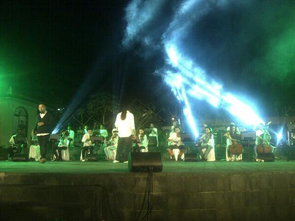 PlazaNgasem's tweet photo. #NowPerform @BimaBravesBoy - Kamu Istimewa Seperti Jogjakarta ft @ariblothong @yso_music #YogyakartaOrkestra http://t.co/ojAm9etcYb