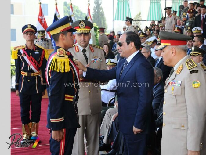 السيسى يشهد مراسم احتفال الكلية الحربية بتخريج الدفعة 108 حربية  Bq563oHCEAEq-JW