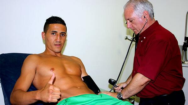 elchecf's tweet photo. ¡Fayçal Fajr os saluda después de pasar satisfactoriamente el reconocimiento médico! ¡Bienvenido! #ElcheCF http://t.co/rf39WZ8SLs