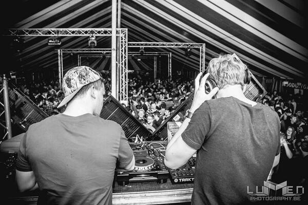 Swimsuitfest's tweet photo. Two Dj’s who are well known around Ghent and who play the finest Trap music: @Biggyandsmalls! #ssf14 #party #free http://t.co/LTKscZ8lYK