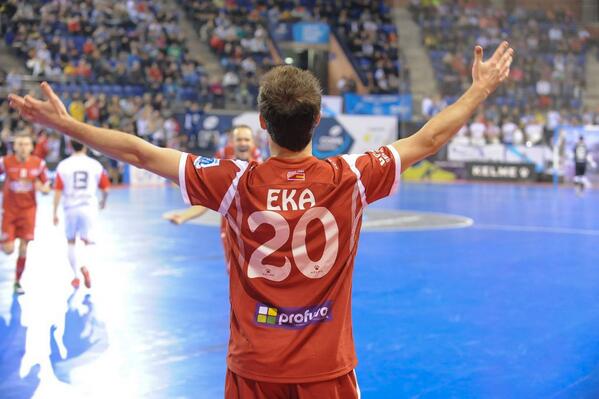 Eka <a href="/Ekafutsal14/">EKA 26</a> seguirá vistiendo la camiseta de <a href="/ElPozoMurcia_FS/">ElPozo Murcia Costa Cálida FS</a> hasta junio 2015 #SientelaMareaRojaentuPiel