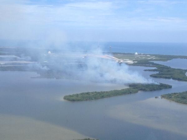 USFWSFire's tweet image. This photo taken yesterday shows the proximity of the #leftboot fire to Launch Pad 41 on @NASAKennedy #FLfire #USFWS