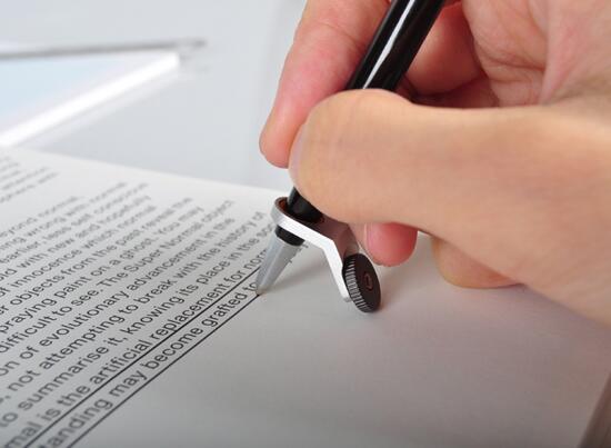 Koreli ürün tasarımcısı Giha Woo tarafından tasarlanan düz çizgi çizme aparatı.